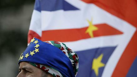 Mann mit Flaggen Großbritannien und der EU. 