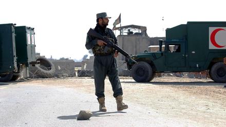 Afghanische Sicherheitskräfte sichern den Ort des Selbstmordattentats, bei dem mindestens drei Menschen starben. 