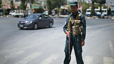 Ein afghanischer Polizist bewacht eine Straße nahe dem Flughafen in Kabul.