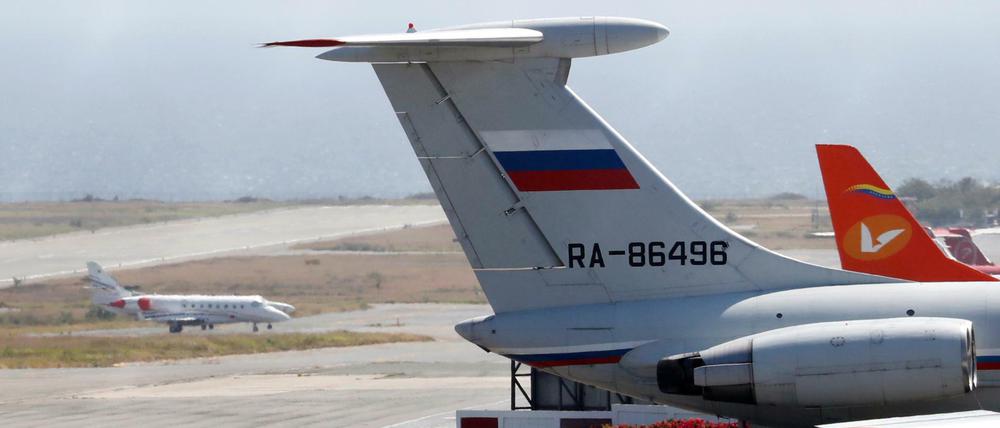 Eine russische IL-62 steht auf dem Flugplatz von Caracas.