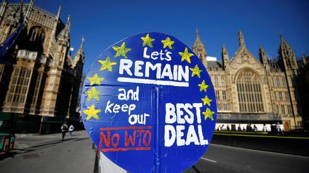Vor dem Parlament in London haben Demonstranten ein Anti-Brexit-Schild aufgestellt. 