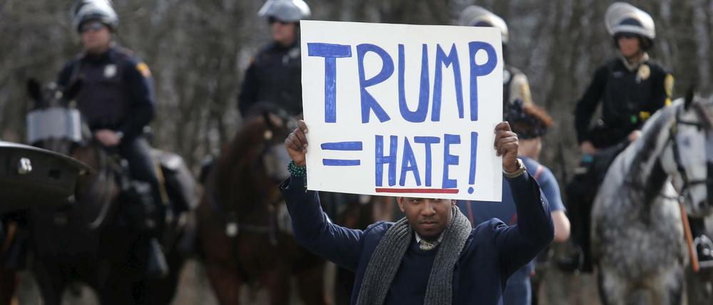 Ein Gegner von des US-Präsidentschaftskandidaten Donald Trump hält ein Schild mit der Aufschrift: "Trump = Hass"