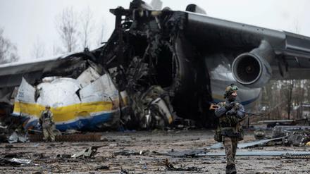 Ukrainische Soldaten vor einer durch russischen Beschuss zerstörten Antonow An-225 Mriya in Hostomel.