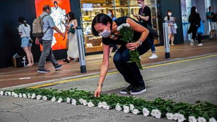 Ein Künstlerin gedenkt bereits am Vorabend des 4. Juni in Causeway Bay mit einem Kunstprojekt der Opfer des Tiananmen-Massakers.