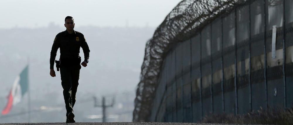 Ein Soldat läuft an der Grenze zwischen den USA und Mexiko entlang.