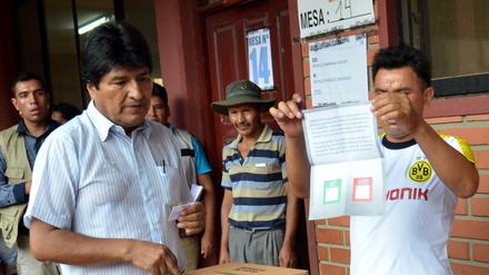 Boliviens Präsident Evo Morales (links) bei der Stimmabgabe für das Referendum über eine weitere Amtszeit