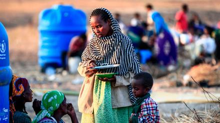 Flüchtlinge aus der äthiopischen Region Tigray in einem Lager in Ost-Sudan. 