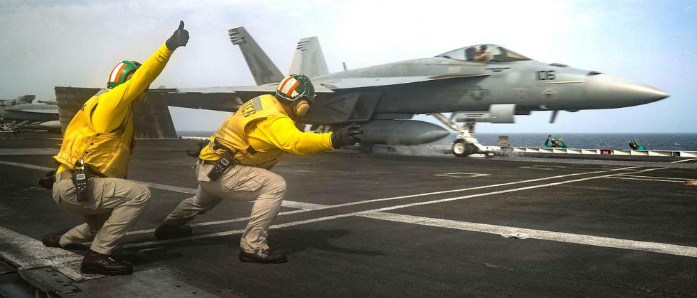 Startklar. Im Persischen Golf trainieren US-Soldaten auf dem Flugzeugträger „Abraham Lincoln“ mögliche Einsätze in der Region.