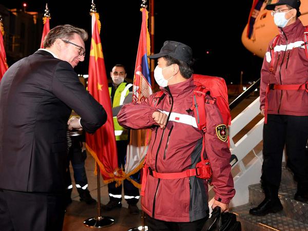 Präsident Vucic gibt den chinesischen Experten den Ellbogen. Zuvor hatte er das Land als „Serbiens Bruder“ bezeichnet.