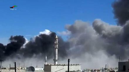 Screenshot eines Videos, das das Homs Media Center am 30. September verbreitet hat. Syrische Kampfflugzeuge flogen dort am 30.9. Luftschläge. 