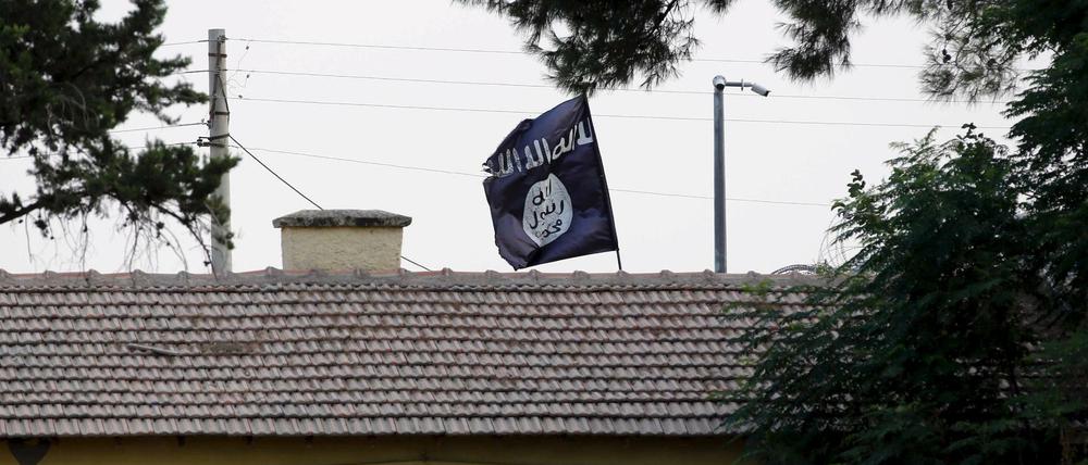 Gleich hinter der türkischen Grenze hat auf syrischer Seite der IS seine Fahne gehisst.