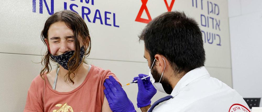 Impfung einer Jugendlichen in Tel Aviv.