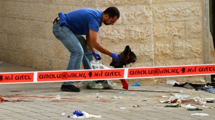 Ein israelischer Polizist untersucht am Donnerstagmorgen den Tatort in der Stadt Beit Schemesch westlich von Jerusalem.