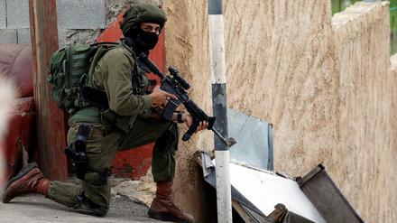 Israelische Soldaten suchen nach dem palästinensischen Attentäter in der Nähe von Nablus