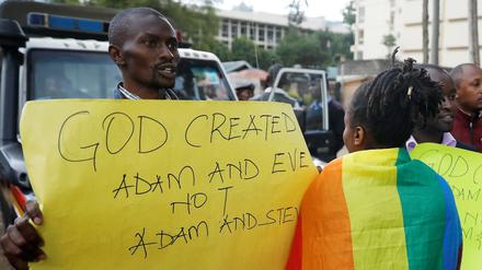 Eine LGBT-Aktivistin und Gegendemonstranten vor dem Gericht in Kenias Hauptstadt Nairobi 