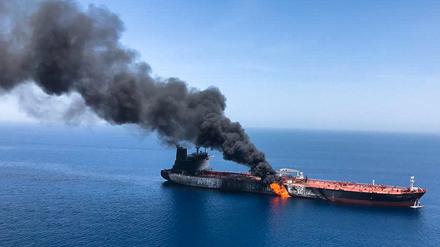 Ein Öltanker steht im Persischen Golf in Flammen.