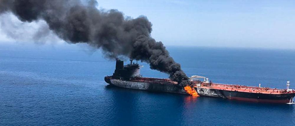 Ein Öltanker steht im Persischen Golf in Flammen.