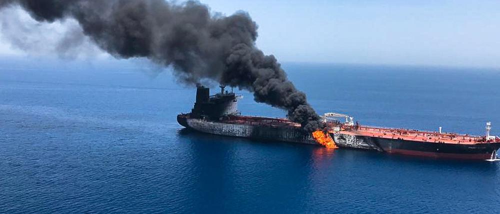 Der Tanker "Front Altair" steht in Flammen.