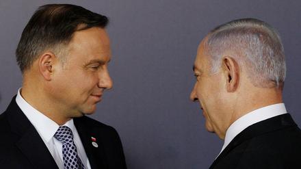 Israels Premier Benjamin Netanjahu (rechts) - hier im Gespräch mit Polens Präsident Andrzej Duda - hat in Warschau alte Wunden aufgerissen.