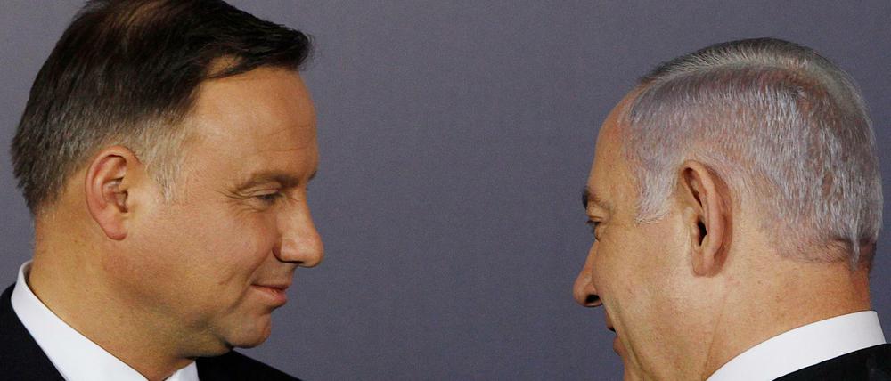Israels Premier Benjamin Netanjahu (rechts) - hier im Gespräch mit Polens Präsident Andrzej Duda - hat in Warschau alte Wunden aufgerissen.
