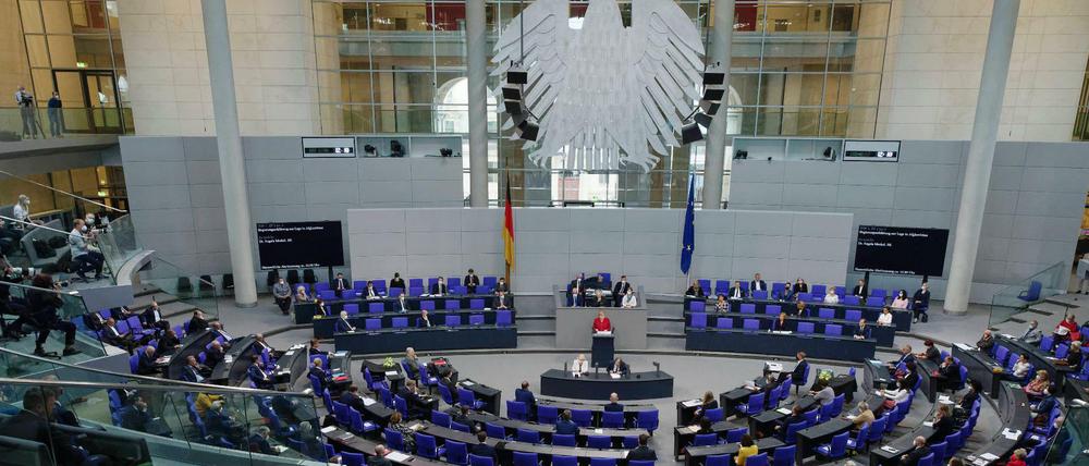 Der Bundestag hat sich mehrheitlich dafür ausgesprochen, dass eine „epidemische Lage von nationaler Tragweite“ fortbesteht.