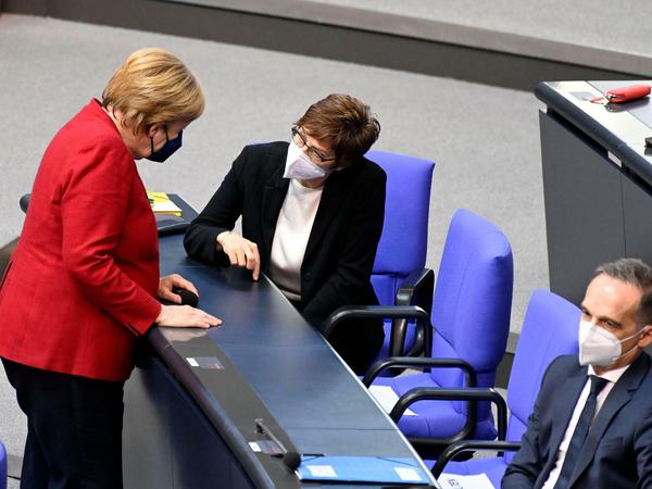 Angela Merkel, Annegret Kramp-Karrenbauer und Heiko Maas: Viel Kritik wegen der Kabul-Krise.