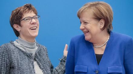Annegret Kramp-Karrenbauer will Bundeskanzlerin Angela Merkel (CDU) auch an der Spitze der Regierung ablösen, die SPD will sie aber nicht wählen.