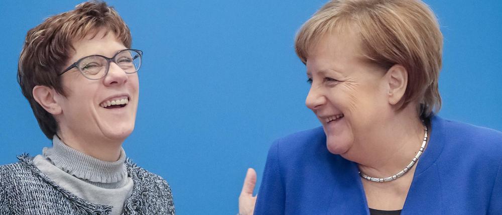 Annegret Kramp-Karrenbauer will Bundeskanzlerin Angela Merkel (CDU) auch an der Spitze der Regierung ablösen, die SPD will sie aber nicht wählen.