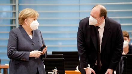 Kanzlerin Angela Merkel und Helge Braun, Chef des Bundeskanzleramtes.