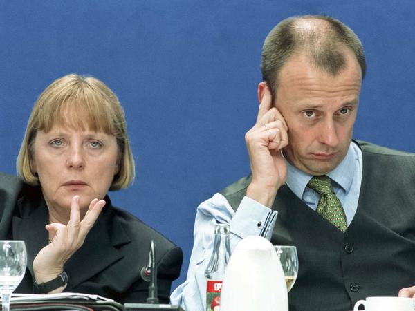 Toxische Beziehung: Merkel und Merz auf einem CDU-Parteitag 2001.