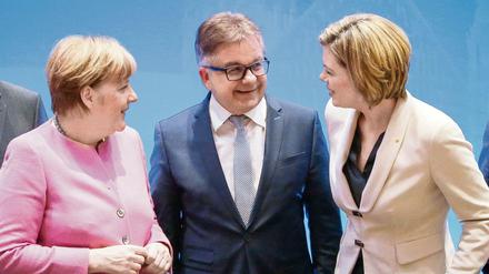 Die Bundeskanzlerin und CDU-Vorsitzende Angela Merkel (l-r) der Spitzenkandidat für die Landtagswahl in Baden-Württemberg, Guido Wolf, und die rheinland-pfälzische CDU-Landesvorsitzende, Julia Klöckner. 