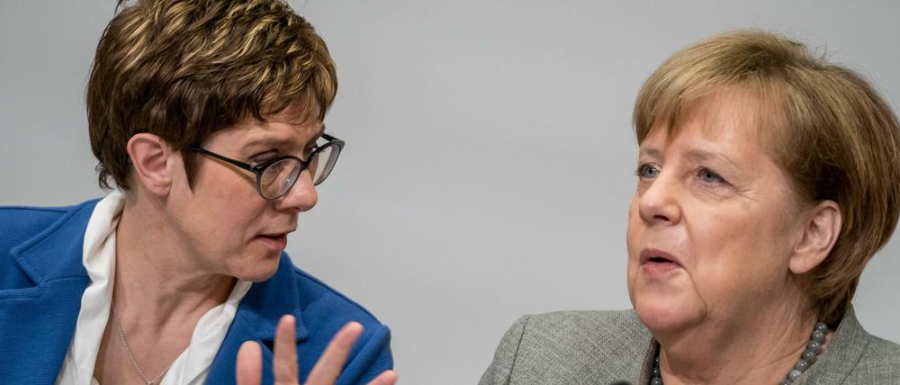 Die "Non"-Sagerinnen: Annegret Kramp-Karrenbauer (l.) und Bundeskanzlerin Angela Merkel.