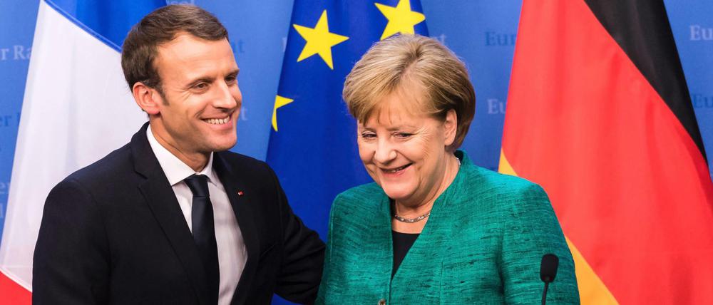 Angela Merkel (CDU, r) geht in Sachen EU-Reform erstmals auf Frankreichs Präsident Emmanuel Macron zu. 