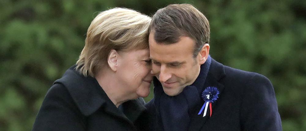 Bundeskanzlerin Angela Merkel (CDU) und Frankreichs Präsident Emmanuel Macron erinnern nahe der nordfranzösischen Stadt Compiègne an das Ende des Ersten Weltkrieges vor 100 Jahren.
