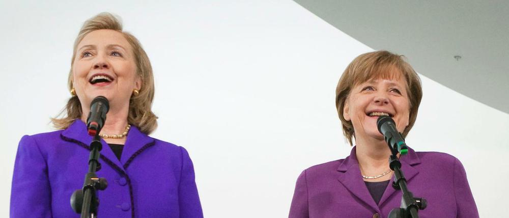 Bundeskanzlerin Angela Merkel (CDU, r) steht am 14.04.2011 neben der damaligen US-Außenministerin Hillary Clinton bei einer Pressekonferenz in Berlin.