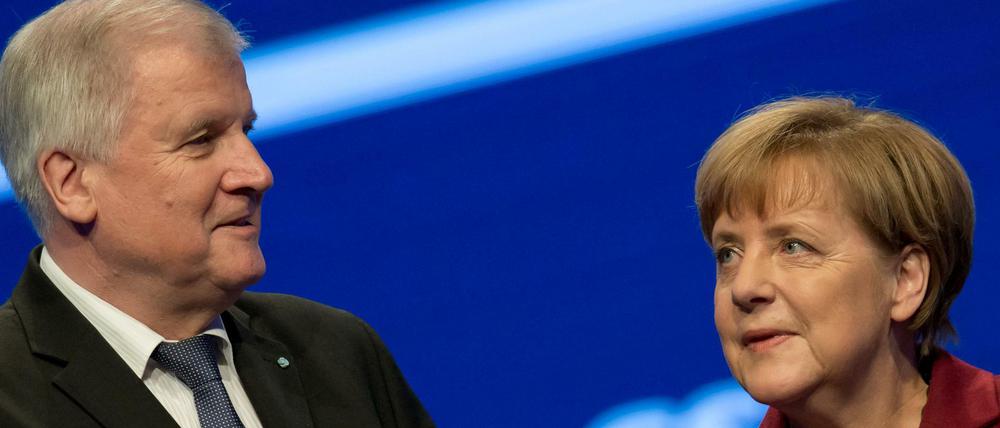 Bundeskanzlerin Angela Merkel (CDU) und Bayerns Ministerpräsident Horst Seehofer (CSU) sind weiter uneins über die Flüchtlingspolitik.