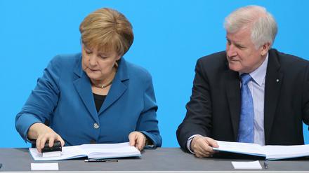 Basta. Die Bundeskanzlerin und CDU-Vorsitzende Angela Merkel besteht trotz Kritik von Bayerns Minsiterpräsidenten Horst Seehofer und anderer Unionspolitiker auf einem humanen Umgang mit Flüchtlingen und dem uneingeschränkten Fortbestand des Asylrechts. Ihre Pläne für eine Zusammenarbeit mit der Türkei bei der Unterbringung von Flüchtlingen stimmt auch die CSU zu.