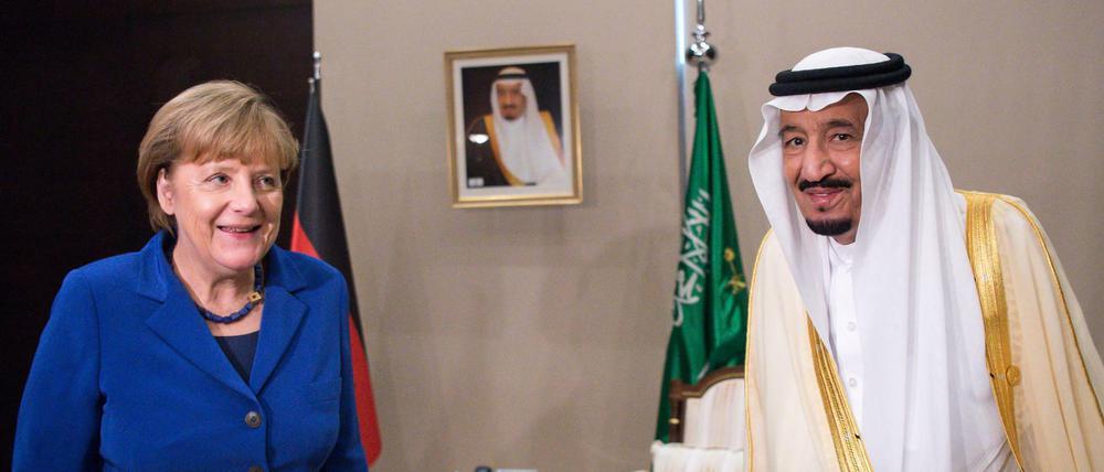 Die Bundespolizei ist wieder in Saudi-Arabien. Das Archivbild zeigt Kanzlerin Merkel und den saudischen König Abdelasis al-Saud. 
