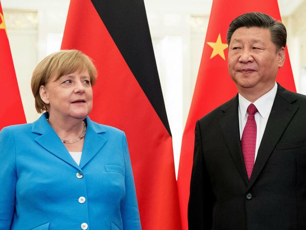 Von der China-Politik Angela Merkels - hier mit dem chinesischen Präsidenten Xi Jinping - will die Ampelkoalition sich absetzen.