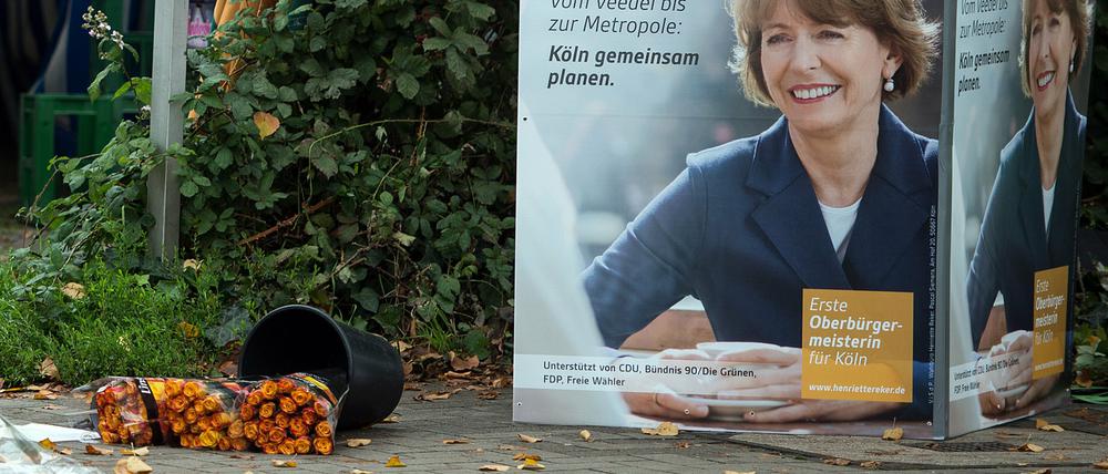 Am Tatort der Messerattacke auf die neue Kölner Oberbürgermeisterin Henriette Reker liegen Blumen.  