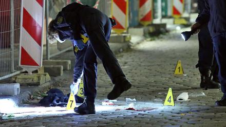 Tödlicher Messerangriff. Nach dem Attentat auf ein schwules Paar im Oktober 2020 in Dresden untersucht die Polizei den Tatort. Im April beginnt der Prozess gegen den islamistischen Täter