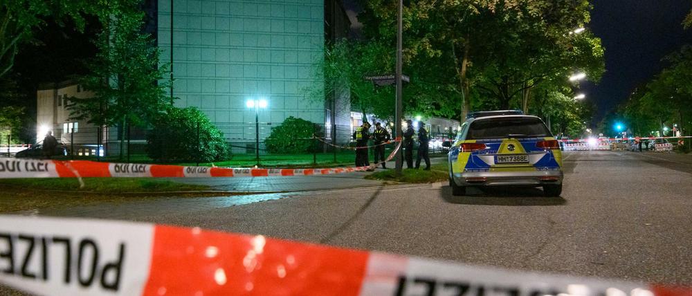 Synagoge in Hamburg abgesperrt. Nach dem Angriff eines Antisemiten auf einen jüdischen Studenten sichert die Polizei den Tatort vor dem Gotteshaus.