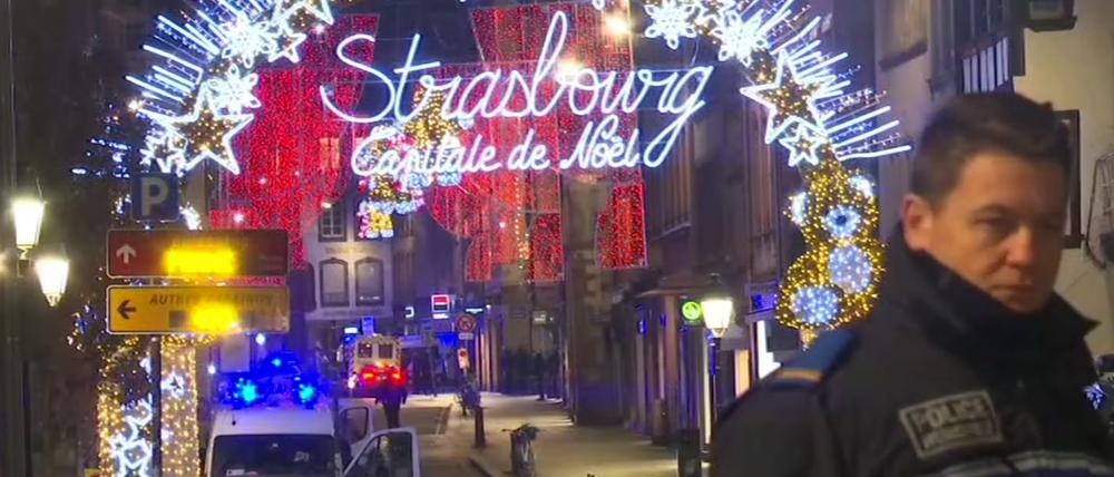 Nach dem Angriff auf den Straßburger Weihnachtsmarkt fahndet die Polizei weiter nach dem Täter.