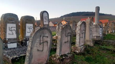 107 Grabstätten des Friedhofs Westhoffen, rund 25 Kilometer von Straßburg entfernt, wurden Anfang 2019 antisemitisch beschmiert.