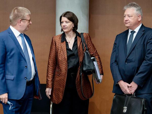 BfV-Präsident Thomas Haldenwang (l-r), MAD-Präsidentin Martina Rosenberg und Bruno Kahl, Präsident des Bundesnachrichtendienstes (BND).