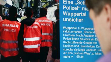 Ein Mann schaut am 05.09.2014 in Köln auf die Berichterstattung über die «Scharia-Polizei» im Internet. 
