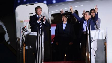 US-Präsident Donald Trump und seine Frau Melania begrüßen die drei aus Nordkorea freigelassenen US-Bürger. 