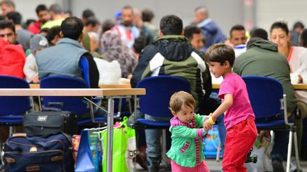 Ankunft von Flüchtlingen in einer Messehalle in der thüringischen Landeshauptstadt Erfurt. 