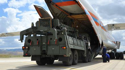 Teile des Raketenabwehrsystems S-400 aus Russland werden in der Türkei entladen. 
