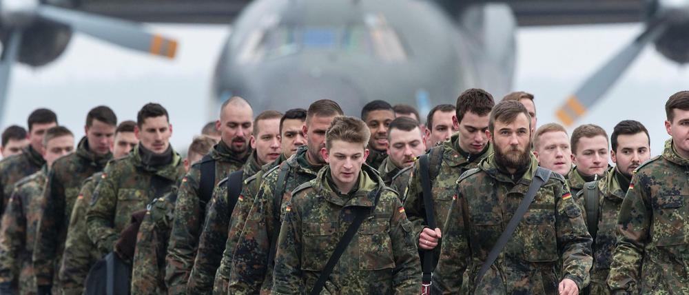 Bundeswehrsoldaten bei ihrer Ankunft in Litauen.